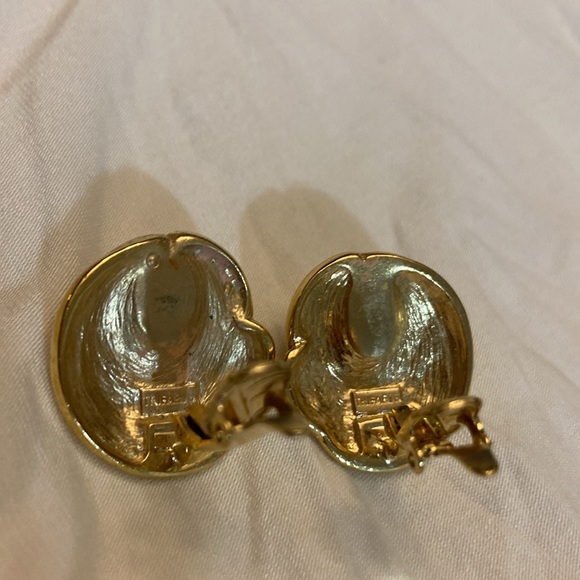 Vintage Trifari Gold Tone Faux Pearl Clip on. Earrings - Picture 5 of 6
